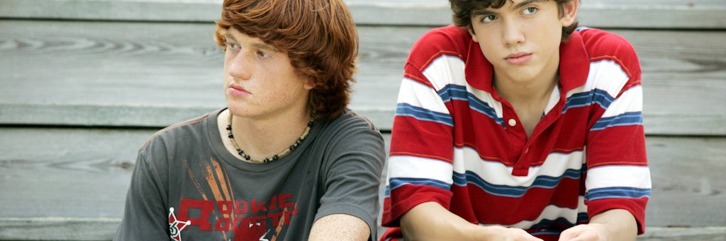 Eddie Hassell (links) und Carter Jenkins in der Serie „Surface“.