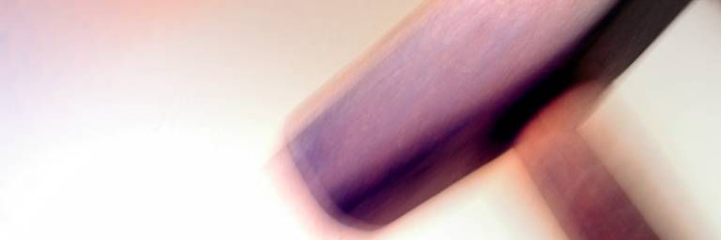 Die Angeklagte soll am 20. Mai dieses Jahres den Lebensgefährten ihrer Mutter in Großgörschen in Sachsen-Anhalt besucht und plötzlich attackiert haben.