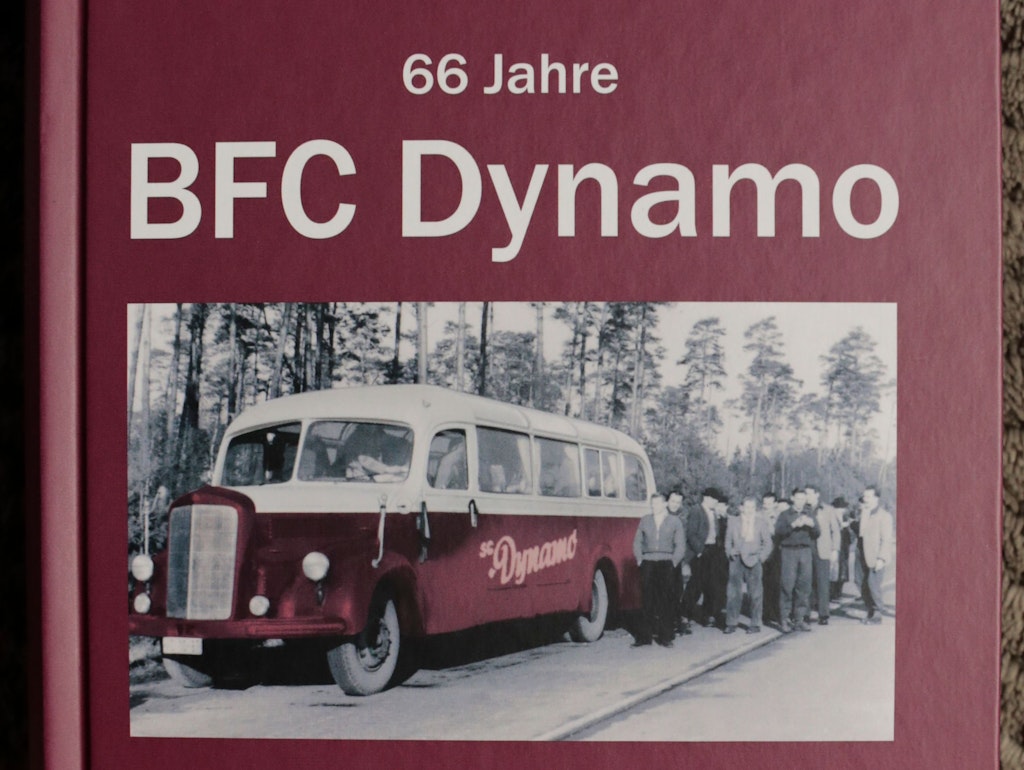 Das Cover ist nicht ganz vollständig auf diesem Bild zu sehen, aber in den Vereinsfarben gehalten ... 
