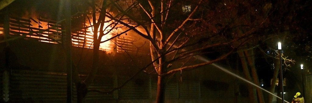 Das Parkhaus in der Lipschitzallee stand am Donnerstagabend in Flammen.