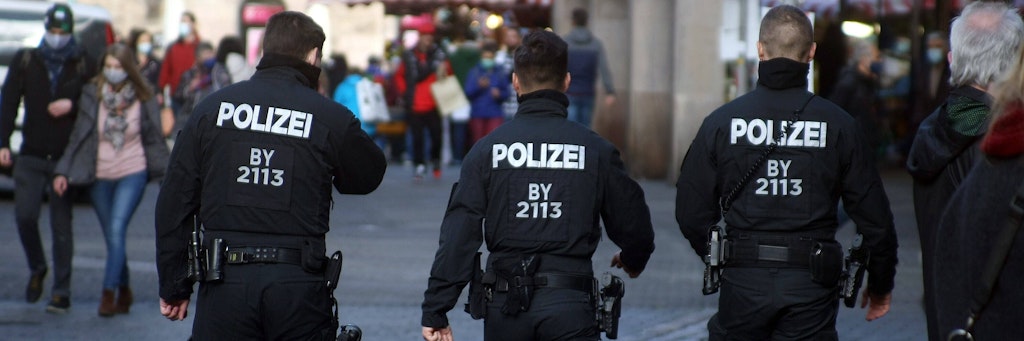 Mehrere Polizisten streiten mit dem Freistaat Bayern darum, ihre Corona-Infektion als Dienstunfall anerkennen zu lassen (Symbolbild).