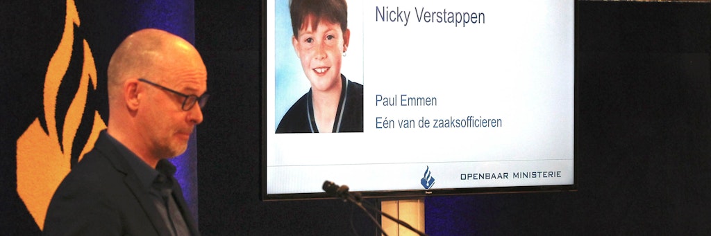 Joep Pattijn von der Polizei in Limburg spricht vor dem Bild des elfjährigen Nicky Verstappen über den geplanten Massen-DNA Test, der später zur Ergreifung des mutmaßlichen Mörders führte.