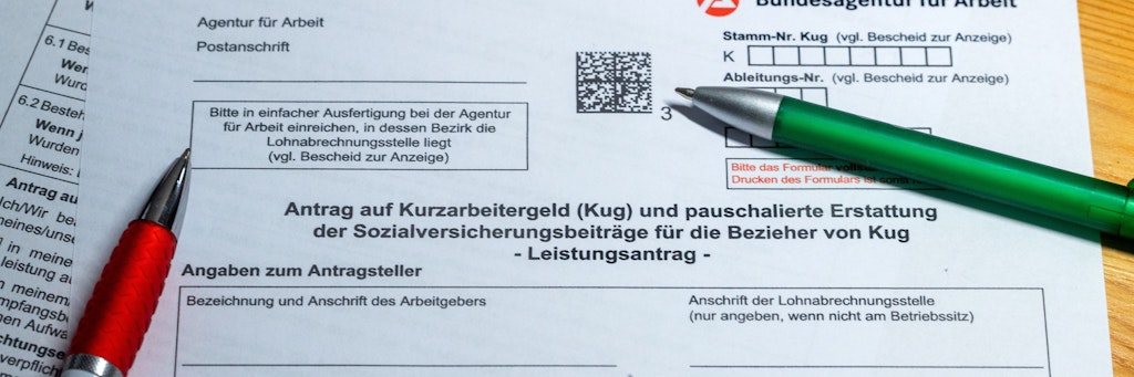 Damit Unternehmen in der Krise möglichst keine Beschäftigten entlassen, legte das Kabinett das Kurzarbeitergeld auf.