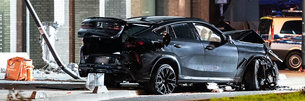Bei einer tödlichen Kollision in Frankfurt am Main hat ein SUV mehrere Menschen erfasst. Zwei davon sind an ihren Verletzungen gestorben. Eine Frau liegt schwer verletzt in einer Klinik. 