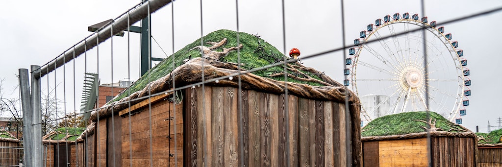 Ein Weihnachtsmarkt, aufgebaut, aber durch den zweiten Lockdown geschlossen. 