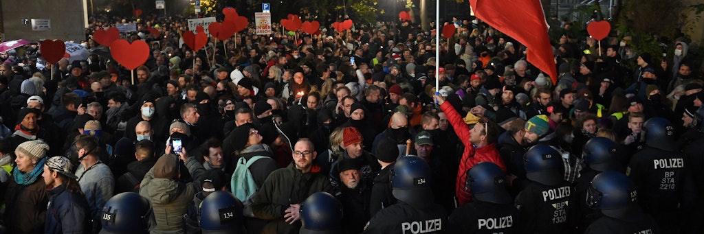 Die Polizei in Leipzig sperrt den Weg von Gegnern der Corona-Politik im Zentrum. Viele Teilnehmer trugen keine Maske. Gegen die Kundgebung hatte sich breiter Protest formiert. 