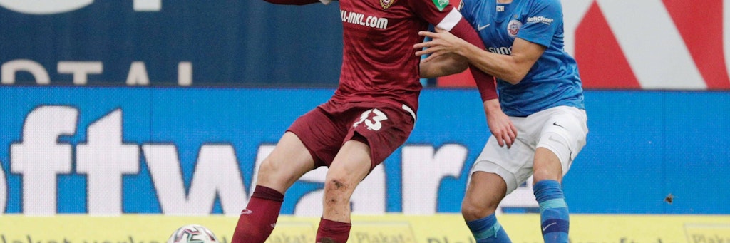 Dresdens Torschütze Christoph Daferner (l.) im Duell mit Rostocks Julian Riedel. 