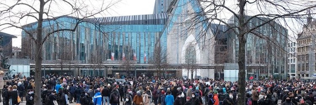 Gegendemonstranten versammeln sich auf dem Augustusplatz.