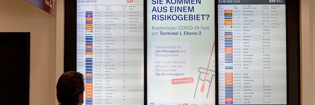 Corona-Test-Station im Flughafen Berlin. Wer aus Risikogebieten kommt, kann sich kostenlos testen lassen.