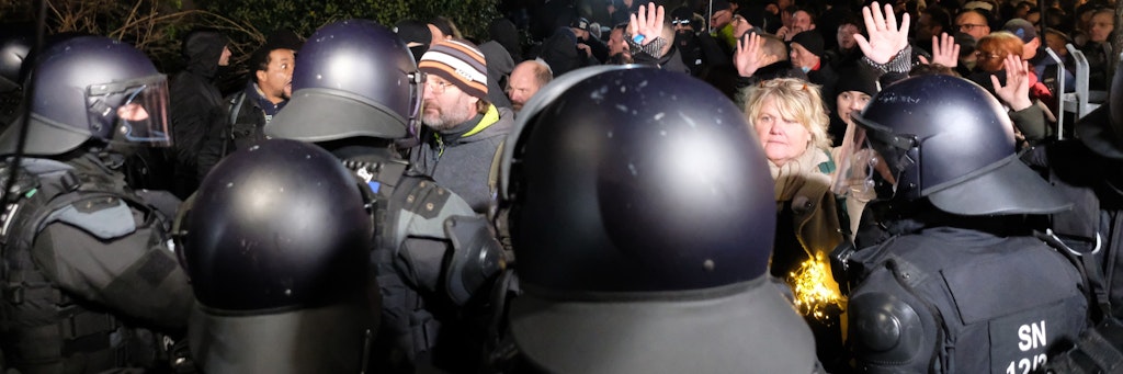Polizisten haben Teilnehmer einer Demonstration im Stadtzentrum gestoppt. Mehrere Hundert Menschen protestieren gegen die Corona-Politik der Bundesregierung. 