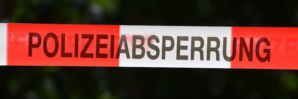 Das Absperrband der Polizei sichert einen Tatort (Symbolfoto).