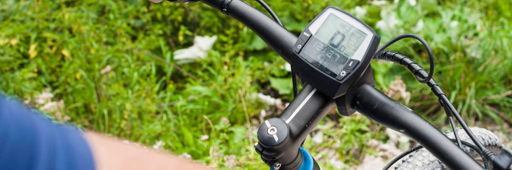 Ein Mann auf einem E-Bike.