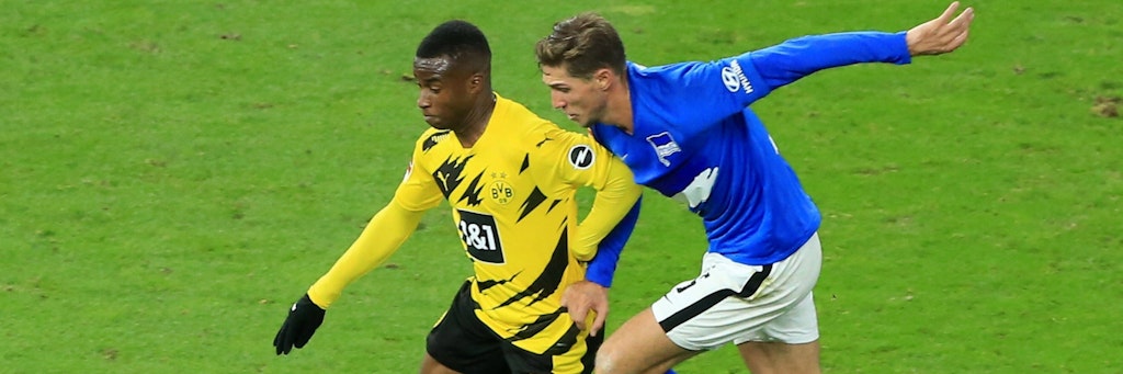 Dortmunds Youssoufa Moukoko (l.) im Duell mit Herthas Niklas Stark.