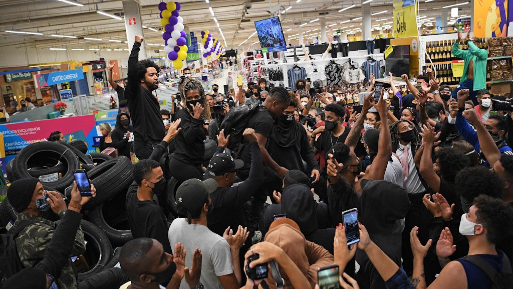 Bei ihrem Protest belagerten Demonstranten einen Supermarkt in Rio de Janeiro.