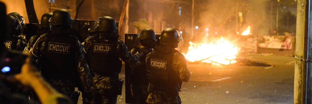 Demonstranten zündeten in Porto Alegre Barrikaden an.