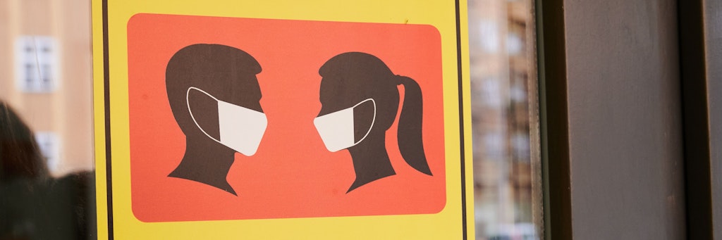 „Bitte Maske tragen" steht am Eingang einer Galerie in Mitte. Galerien sind die einzig verbliebenen Kulturstätten, die im November unter Hygiene-Auflagen geöffnet bleiben dürfen.