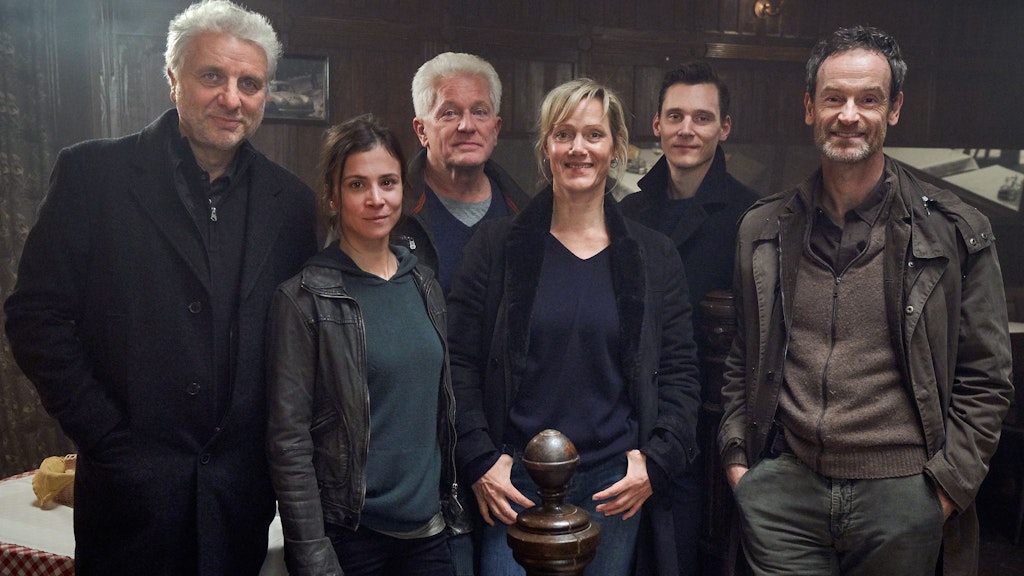 Drehstart für „Tatort: In der Familie“ (v. l. n. r.): Franz Leitmayr (Udo Wachtveitl), Nora Dalay (Aylin Tezel), Ivo Batic (Miroslav Nemec), Martina Boenisch (Anna Schudt), Jan Pawlak (Rick Okon), Peter Faber (Jörg Hartmann).