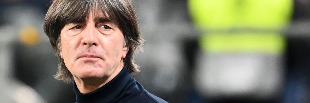 Bundestrainer Joachim Löw steht vor dem Spiel im Stadion. 