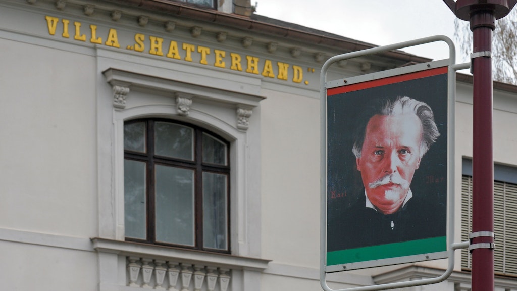 Ein Porträt des Schriftstellers Karl May hängt im sächsischen Radebeul an einer Laterne vor seinem einstigen Wohnhaus und jetzigem Museum.