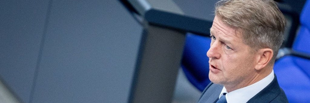 Der AfD-Bundestagsabgeordnet Karsten Hilse soll bei einer Corona-Demo ein gefälschtes Attest vorgezeigt haben.