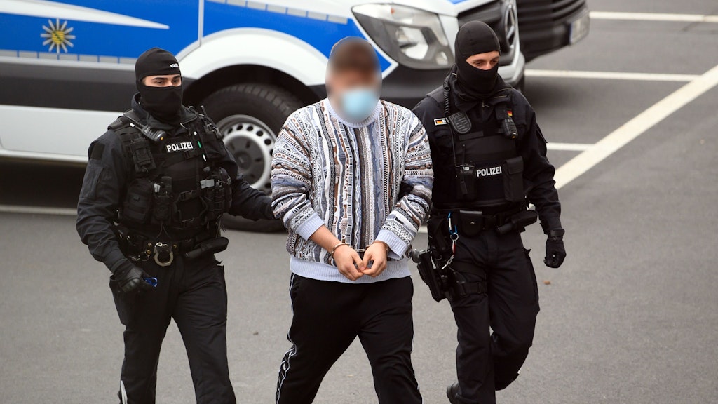 Ein Verdächtiger des Remmo-Clans, der im Fall des Juwelenraubes im Grünen Gewölbe dem Haftrichter in Dresden vorgeführt wird.