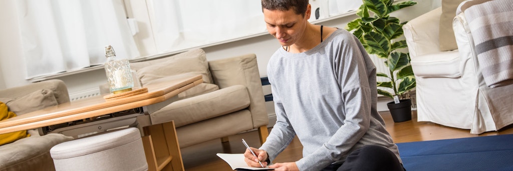 Aus dem Kopf aufs Papier: Wer in der Freizeit ständig über Job-Probleme nachdenkt, kann versuchen, seine Gedanken durch Notizen zu ordnen. 