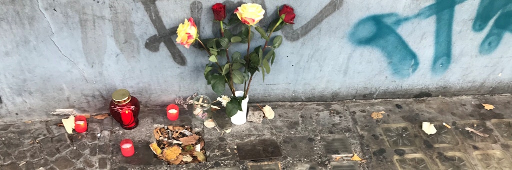 Die Stelle an der „Kaisereiche“ in Friedenau, an der die Mitarbeiter für Piotr Kerzen anzündeten und Rosen vorbeibrachten.