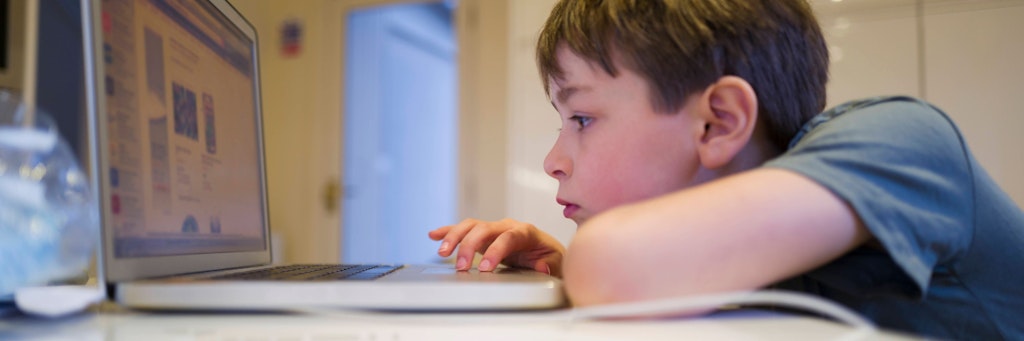 Wer zu Hause für die Schule lernen will, benötigt nicht nur einen guten Netzzugang und ein leistungsstarkes Gerät, sondern auch die nötige Programme und Dienste für die Kommunikation.