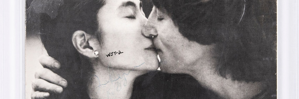 Das Cover des Albums „Double Fantasy“ von Musik-Legende J. Lennon mit dessen Autogramm und polizeilichen Beweismarkierungen