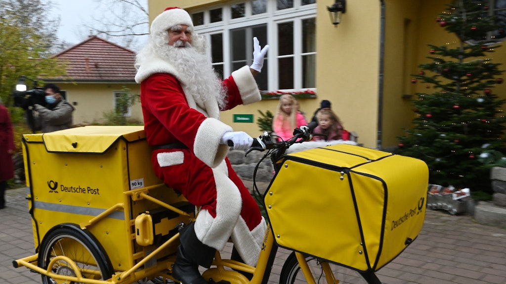 Der Weihnachtsmann wurde vor dem Himmelpforter Weihnachtspostamt begrüßt, das Amt bleibt aber zu.
