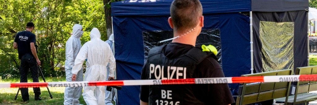 Beamte der Spurensicherung sichern in einem Faltpavillon Spuren am Tatort im Kleinen Tiergarten. 