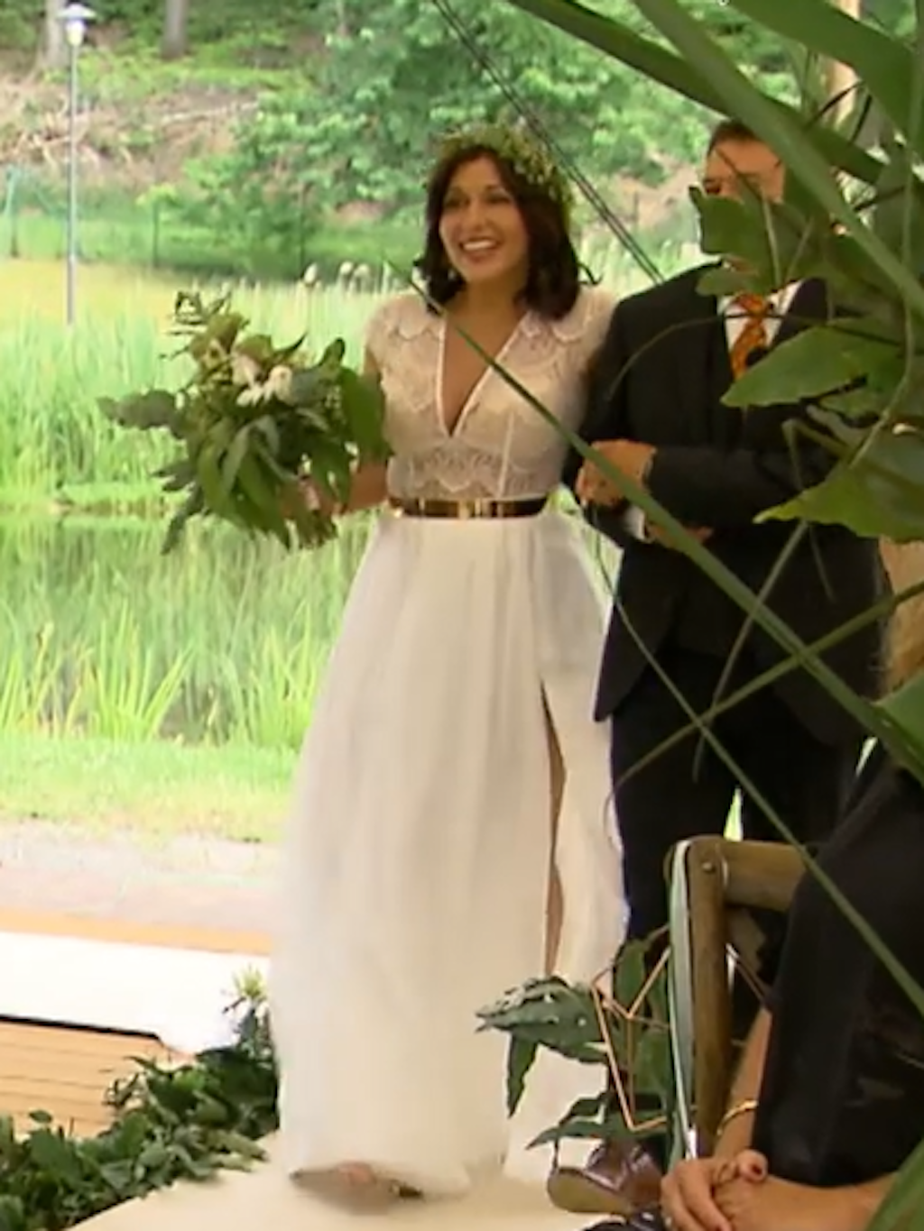 Lisa schreitet in einem traumhaften Brautkleid zum Altar. 