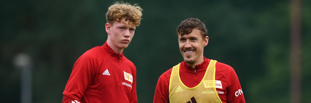 Zwei Generationen Fußballer: Mathis Bruns (l.) ist gerade einmal 16, Max Kruse 32.