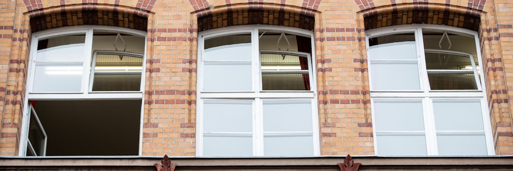 Eine Schule hat mehrere Fenster geöffnet, um zu lüften.