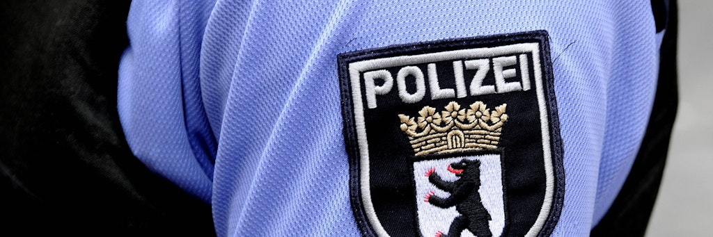Berliner Polizei-Emblem auf einer Uniform (Symbolbild).