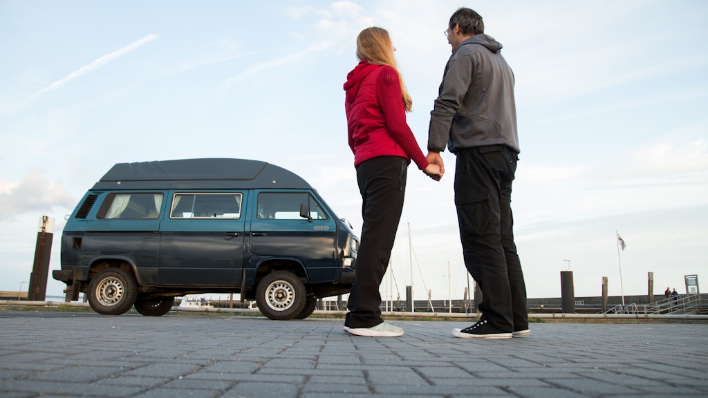 Hand in Hand ins Urlaubsglück: Ein kleinerer Campingbulli schafft Unabhängigkeit, nimmt aber noch nicht so viel Platz weg wie ein großes Wohnmobil. 