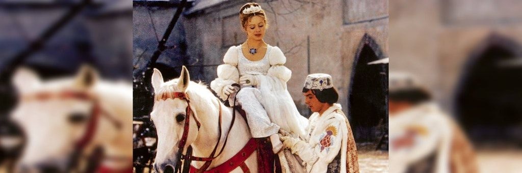 Der Prinz (Pavel Travnicek) passt Aschenbrödel (Libuse Safrankova) im Film „Drei Haselnüsse für Aschenbrödel“ den verlorenen Schuh an. 