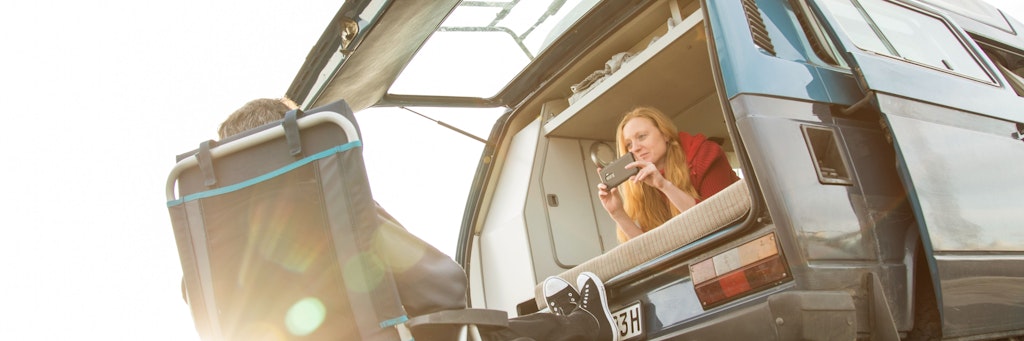 Offen für neue Perspektiven: Der VW „Bulli“ Transporter (hier: Typ T3) mit großer Heckklappe und seitlicher Schiebetür ist mittlerweile eine klassische Grundlage für den Umbau. 