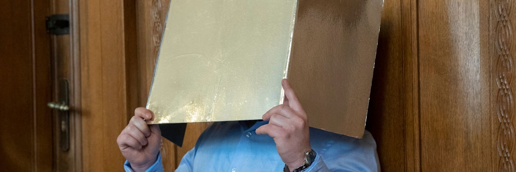 Jonny K. verbirgt sein Gesicht auf der Anklagebank.