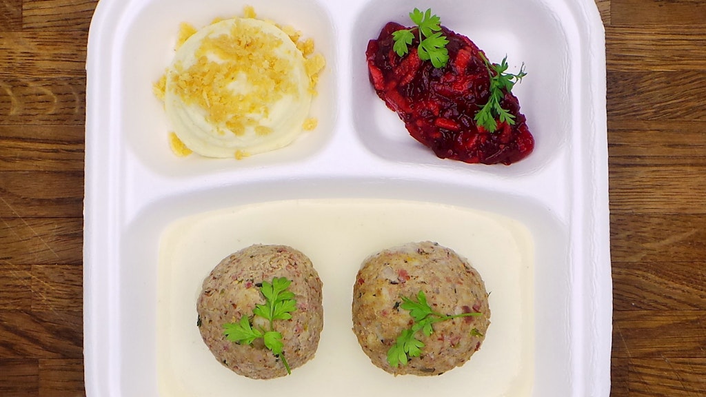Auch Hausmannskost darf im Restaurant Tim Raue nicht fehlen, wie die Königsberger Klopse mit Rote-Bete-Salat und Kartoffelpüree.