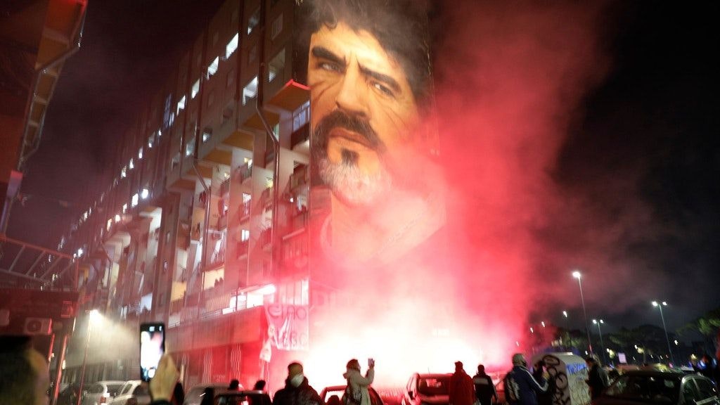 Neapel verehrt Maradona wie kaum eine andere Stadt, gedenkt in kollektiver Trauer.