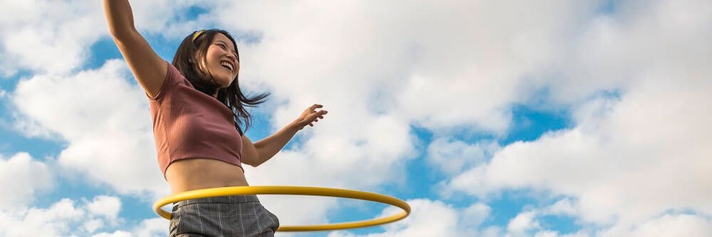 Es sieht spielerisch aus, ist aber ziemlich fordernd. Hula-Hoop verhilft einem zu einer strafferen Taille, reduziert unerwünschtes Fettgewebe - und macht im Idealfall richtig Spaß.