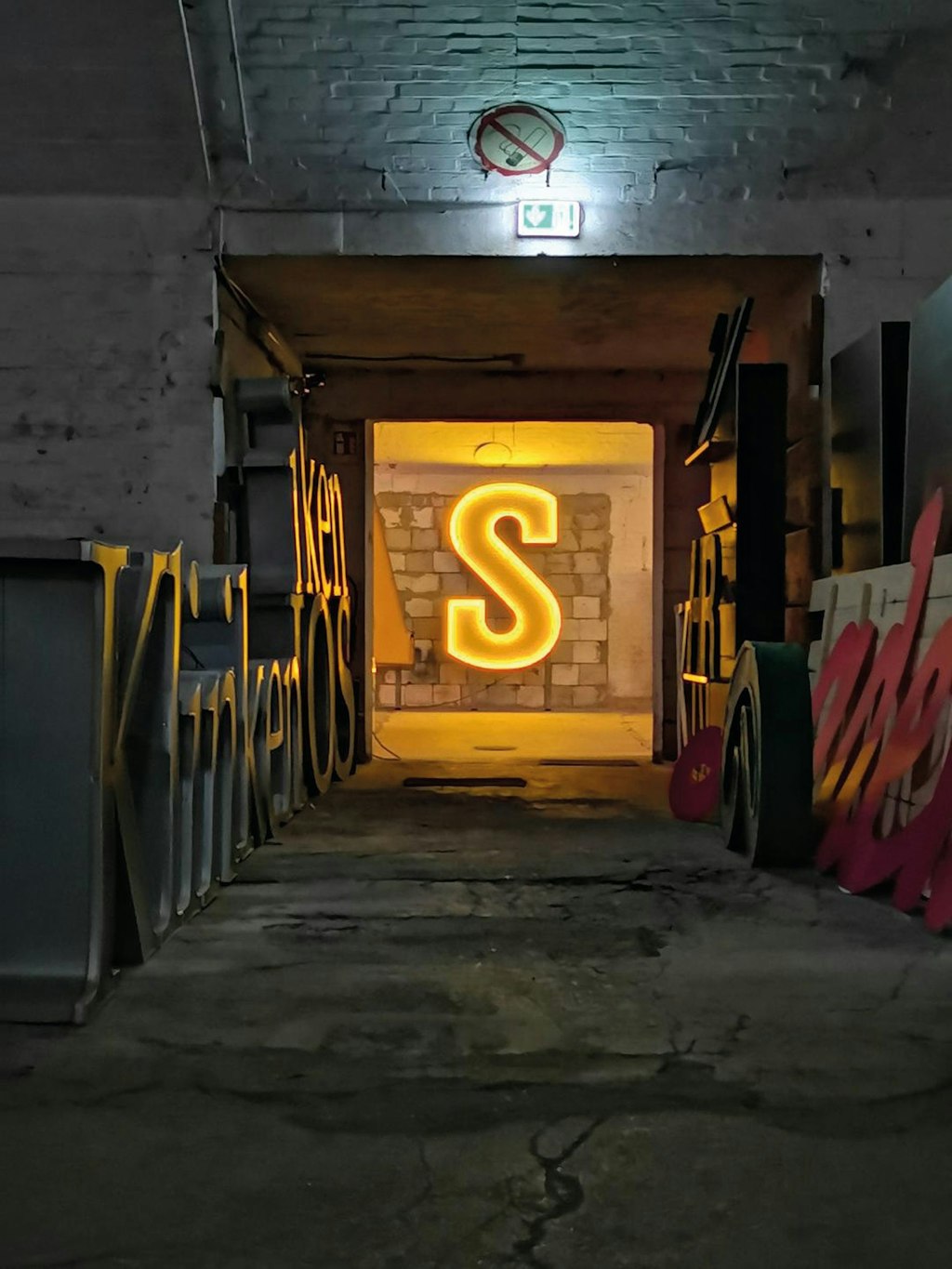 Im Berliner Buchstabenmuseum werden alte Reklamebuchstaben gesammelt. Die Ausstellung im Stadtbahnbogen 424, 10557 Berlin, ist die erste dieser Art.