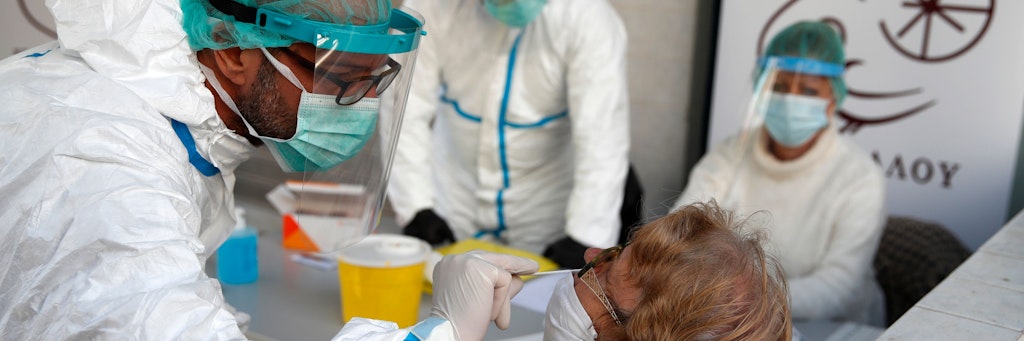 Corona-Test in Athen: Die griechischen Mediziner haben viel zu tun, Ärzte unter den Abgeordneten helfen mit.