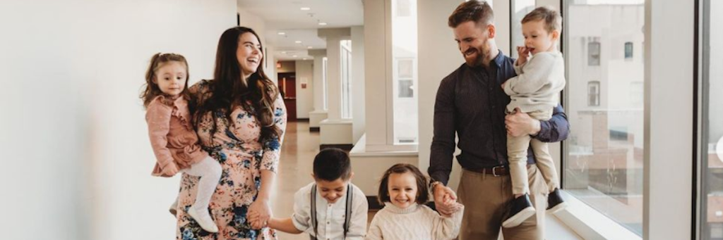 Fünf Kinder an der Hand, vier noch im Bauch – so riesig ist das Kinderglück von Maxine und Jake aus den USA.