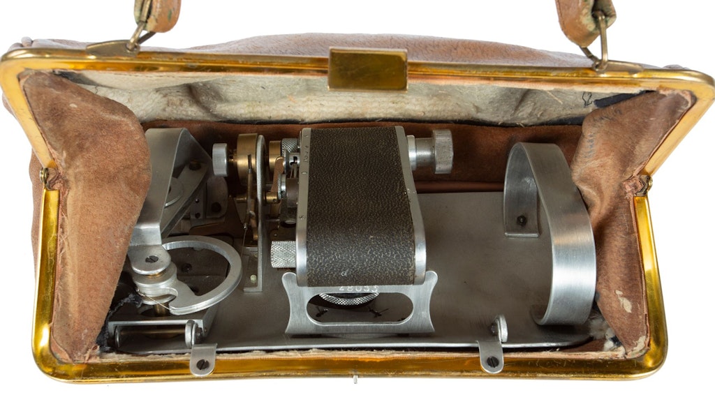 In der Handtasche ist eine Spionage-Kamera versteckt.