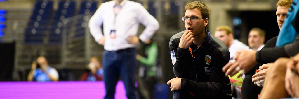 Füchse-Trainer Jaron Siewert kniet sich beim Spiel voll rein.