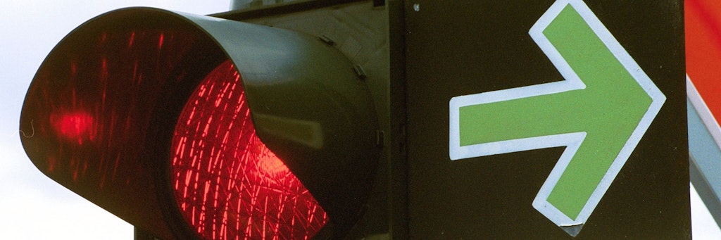 20.09.2001, Berlin: Verkehrssituation an Berliner Ampel mit grünem Pfeil für Rechtsabbieger.