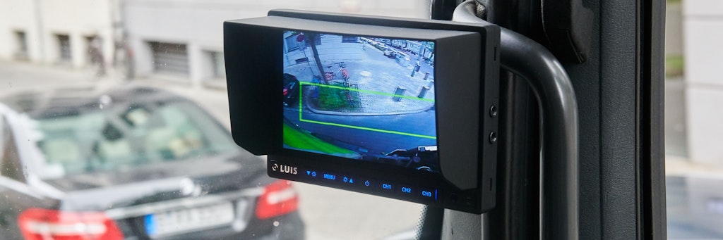 Der Monitor des Abbiege-Assistenten zeigt einen grünen Rahmen, wenn die Außenkameras keine Bewegung im toten Winkel registrieren. 