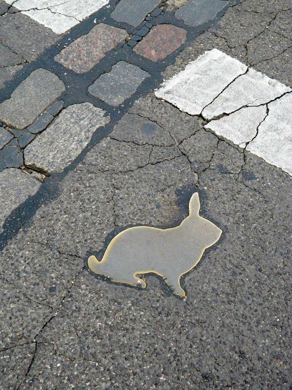 In der Chausseestraße tummeln sich Messing-Kaninchen.